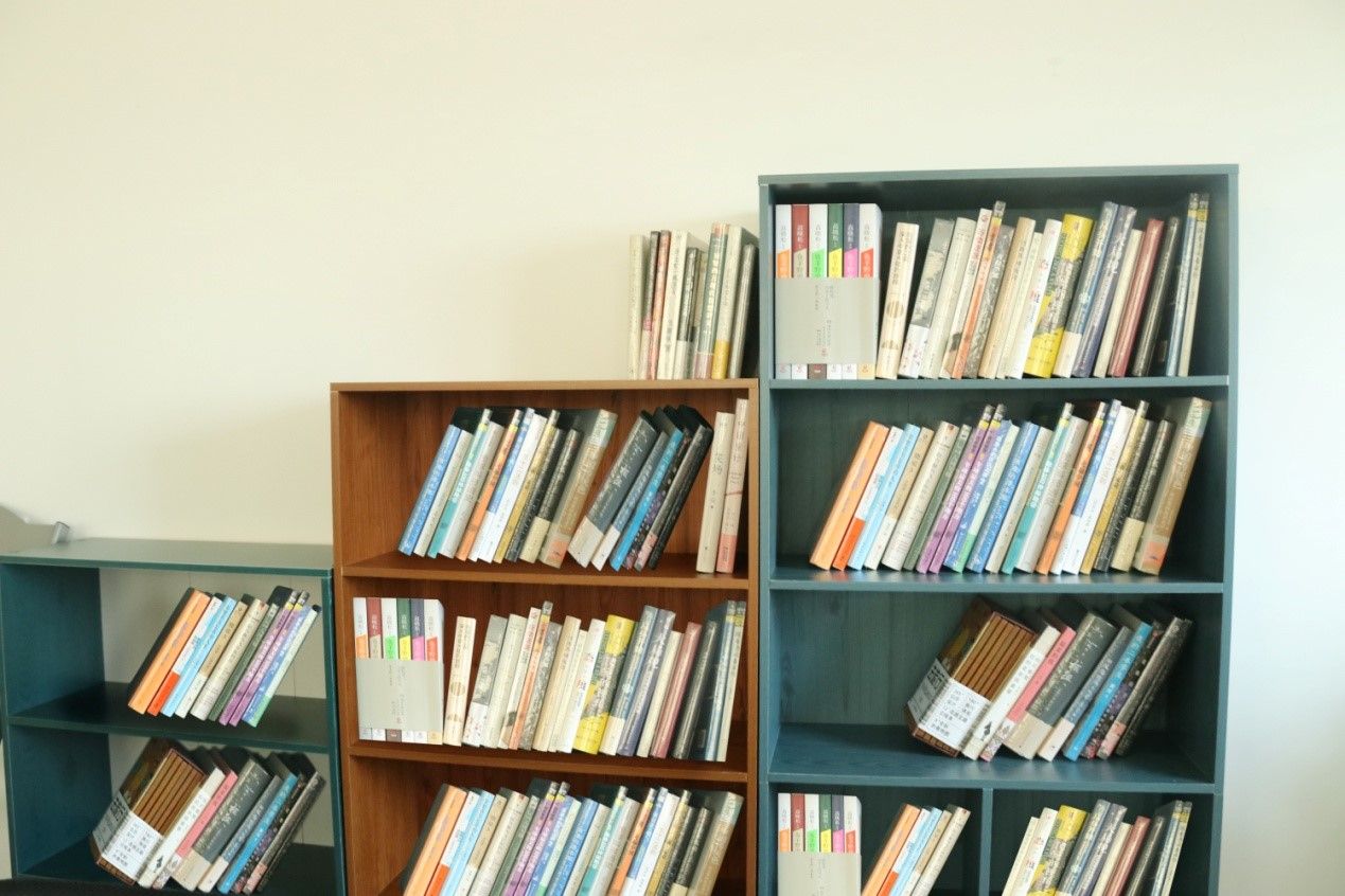 转达书香 yl6809永利集团打造交流图书念书角