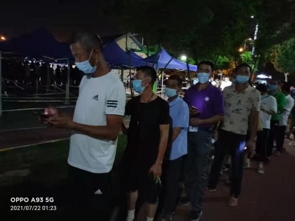 筑牢“防疫墙” 南京yl6809永利集团连夜组织2000余名工友核酸检测